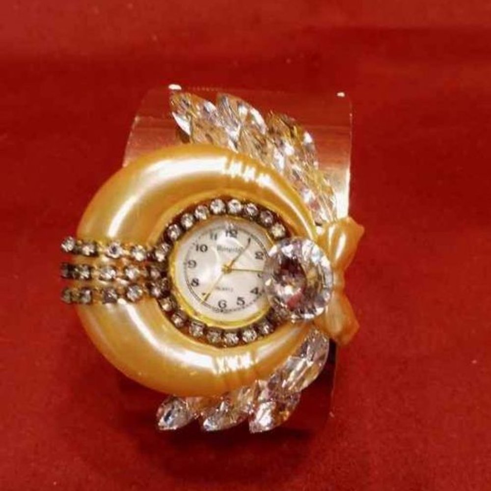 VTG 80'S BONETTO CUFF WATCH, PEARL COLOR DESIGN FRAME AROUND FACE